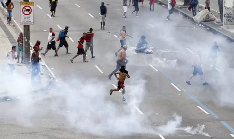 Flamengo fans clash with police at Copa Libertadores victory parade