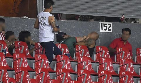 Atlas and Chivas fans fight at end of match