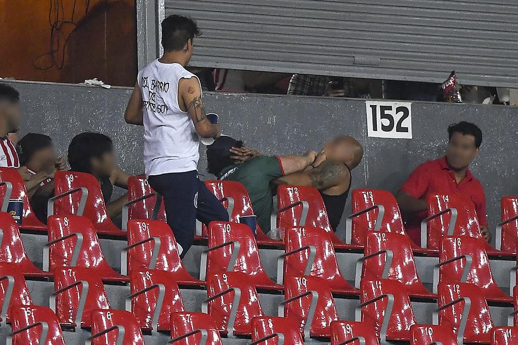 Atlas and Chivas fans fight at end of match | Hools.net