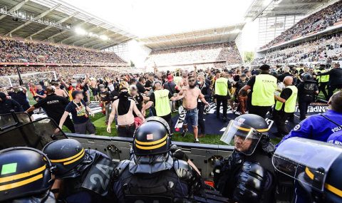 Lens fans storm pitch to confront Lille supporters at half-time