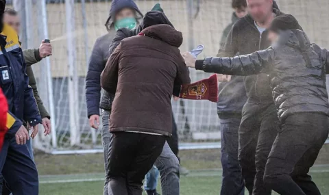 Dziugas and Zalgiris fans fight on pitch during Lithuanian top-flight match