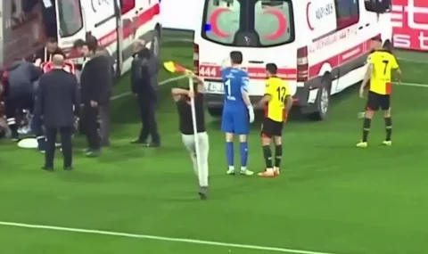 Fan attacks goalkeeper with corner flag during Turkish second division match