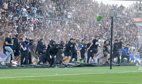 Melbourne derby abandoned after fans storm pitch and attack keeper