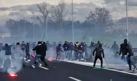 Napoli and Roma fans fight on motorway