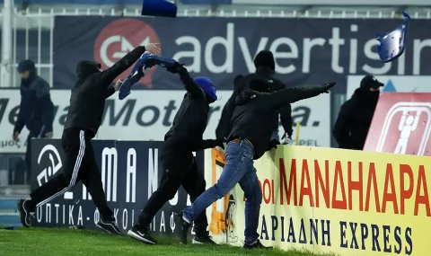 Atromitos hools clash with police during Panathinaikos game