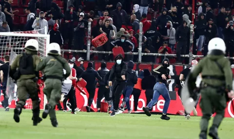 Olympiacos hooligans clash with police after defeat to AEK