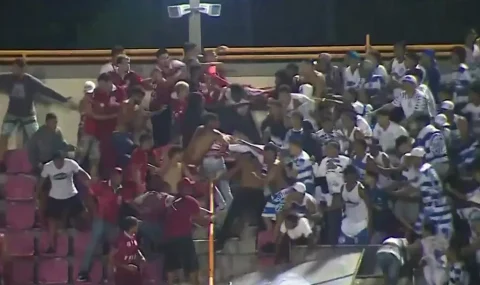 Confianca and Nautico fans fight in stands before match