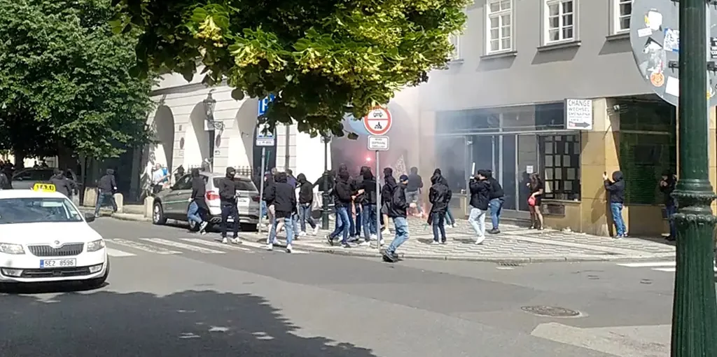 Fiorentina hooligans attack West Ham fans before Europa Conference League final