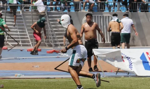 Deportes Iquique and Santiago Wanderers fans clash before kick-off