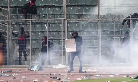 Olympiacos fans clash with police during match at Volos