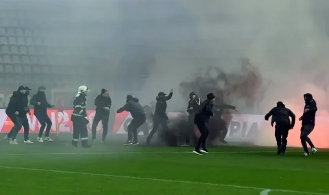 Fans fight on pitch before Dinamo Bucharest v UTA Arad game