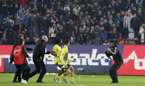 Trabzonspor fans attack Fenerbahce players after loss