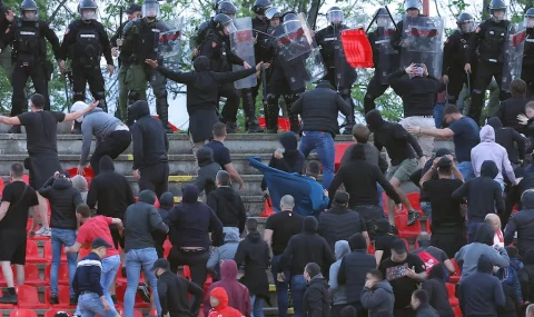 Crvena Zvezda fans clash with police at start of match against Radnicki Kragujevac
