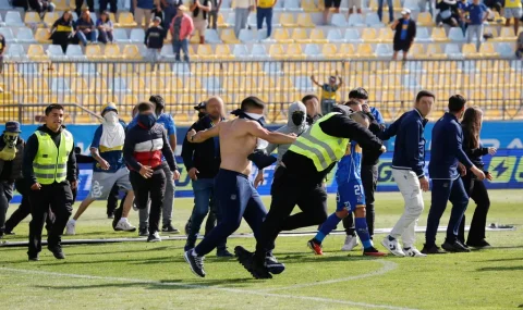 Everton fans invade pitch during match against Universidad Catolica