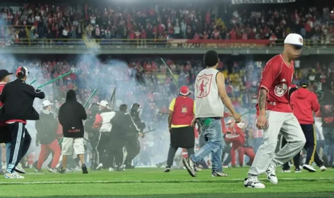 Santa Fe and America fans clash during league match